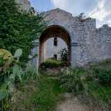 Dopo aver camminato su un vialetto ci ritroviamo cos� davanti all�alto portale di accesso alla masseria
